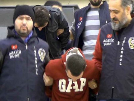 Aile görünümlü hırsızlar güvenlik kamerasında