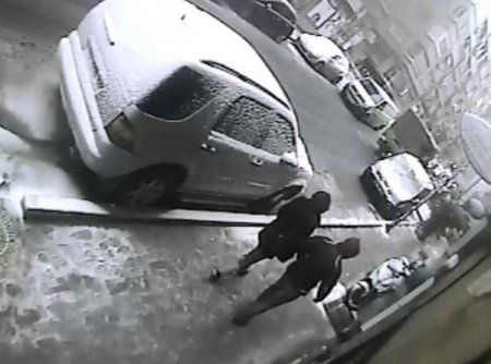 Aile görünümlü hırsızlar güvenlik kamerasında