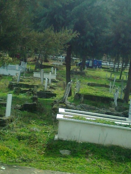 Aile kabristanında ölü bulundu