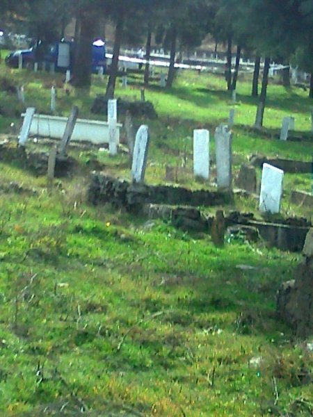 Aile kabristanında ölü bulundu