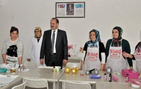 Aile merkezinde çeyiz hazırlıyorlar