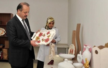 Aile merkezinde çeyiz hazırlıyorlar