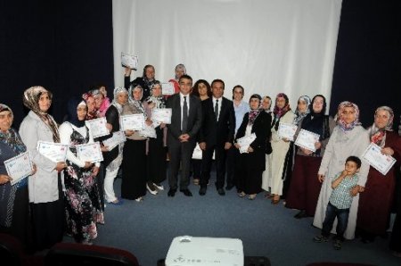 Aile Okulu’nu bitiren ebeveynler mezun oldu