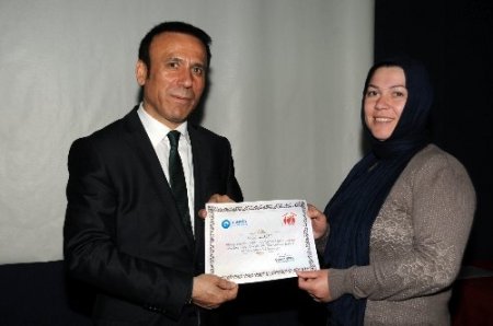Aile Okulu’nu bitiren ebeveynler mezun oldu