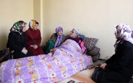 Aile ve Sosyal Politikalar İl Müdürlüğü ekipleri, yaşlıları evinde ziyaret etti