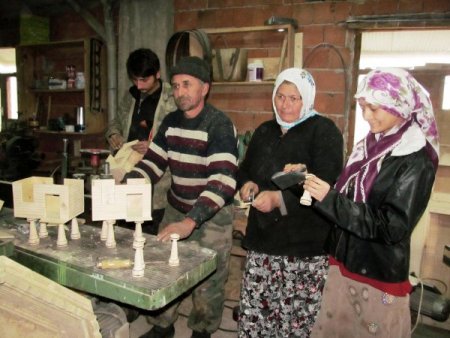 Ailece ahşaba şekil veriyorlar