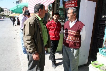 Aileler, Kaybolan Çocuklarını Bulmak İçin Kapı Kapı Dolaşıyor (2)