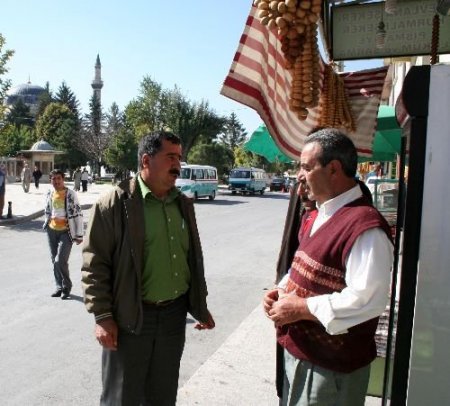 Aileler, Kaybolan Çocuklarını Bulmak İçin Kapı Kapı Dolaşıyor (2)