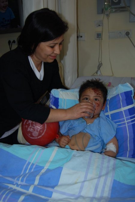 Ailesi bombalanan 3 yaşındaki Suriyeli bebek Gaziantep'te yeniden hayata döndü