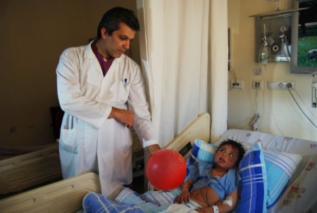 Ailesi bombalanan 3 yaşındaki Suriyeli bebek Gaziantep'te yeniden hayata döndü