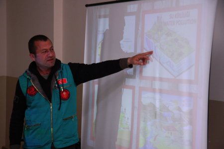 Ailesinde birçoğunu kanserden kaybeden hekim, okullarda kanseri anlatıyor