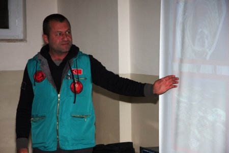 Ailesinde birçoğunu kanserden kaybeden hekim, okullarda kanseri anlatıyor