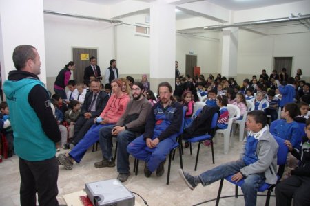 Ailesinde birçoğunu kanserden kaybeden hekim, okullarda kanseri anlatıyor