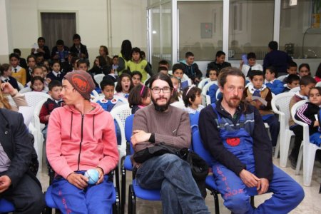 Ailesinde birçoğunu kanserden kaybeden hekim, okullarda kanseri anlatıyor