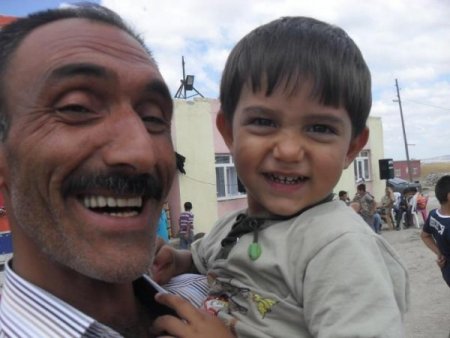 Ailesinden 4 kişiyi silahla yaraladı