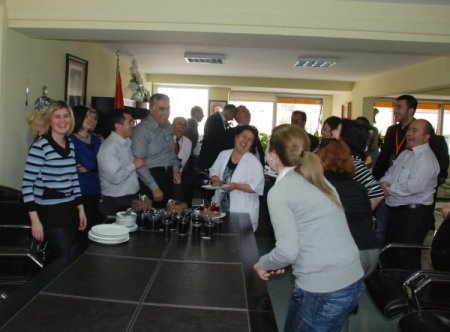 Ak Parti, Çaycı Fatma Ablanın Doğum Günü Ve Anneler Günü İçin Pasta Kesti