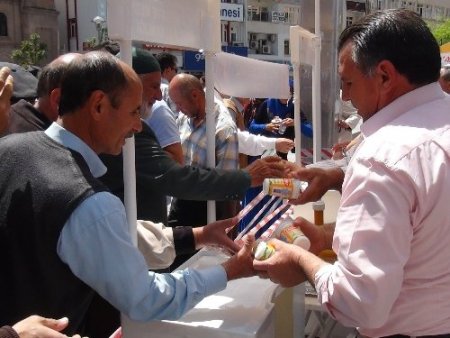 AK Parti Aksaray İlçe Teşkilatı milli içecek ayran dağıttı