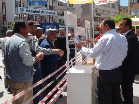 AK Parti Aksaray İlçe Teşkilatı milli içecek ayran dağıttı