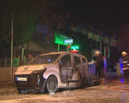 AK Parti binası önündeki araç yangınının altından mazot hırsızları çıktı