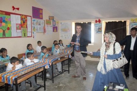 AK Parti Gençlik Kolları Birecik'te kitap dağıttı