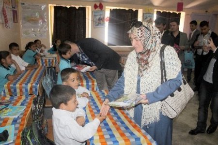 AK Parti Gençlik Kolları Birecik'te kitap dağıttı