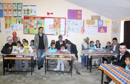 AK Parti Gençlik Kolları Birecik'te kitap dağıttı