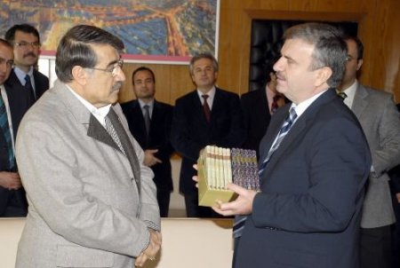 Ak Parti Genel Başkan Yardımcısı Aksu, Büyükşehir Belediye Başkanı Akyürek'i Ziyaret Etti