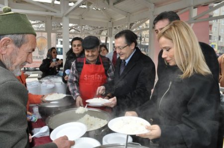Ak Parti Genel Başkan Yardımcısı Uğur, Kandil Pilavı Dağıttı