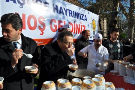 Ak Parti Genel Başkan Yardımcısı Uğur Aşure Dağıttı