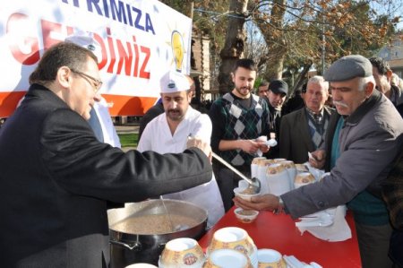 Ak Parti Genel Başkan Yardımcısı Uğur Aşure Dağıttı