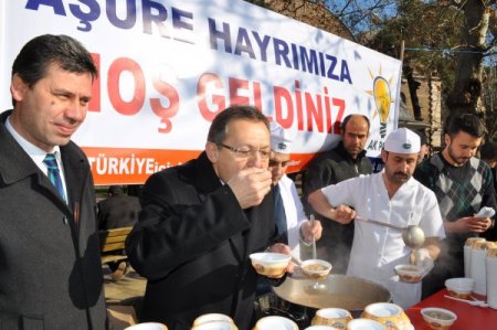 Ak Parti Genel Başkan Yardımcısı Uğur Aşure Dağıttı