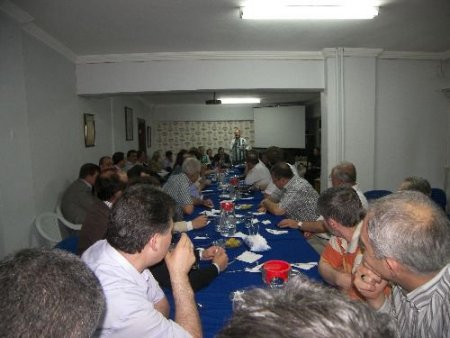 Ak Parti Genel Başkan Yardımcısı Uğur'dan Fenerbahçeli İl Başkanına Sürpriz Hediye