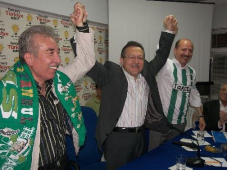 Ak Parti Genel Başkan Yardımcısı Uğur'dan Fenerbahçeli İl Başkanına Sürpriz Hediye