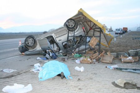 Ak Parti İl Başkanı'nın Kullandığı Otomobil Kaza Yaptı: 1 Ölü 2 Yaralı