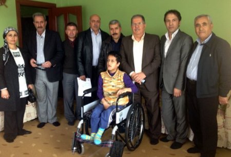 AK Parti İl Başkanlığı'ndan 3 engelliye tekerlekli sandalye