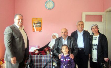 AK Parti İl Başkanlığı'ndan 3 engelliye tekerlekli sandalye