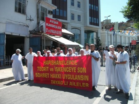 Ak Parti İl Binası Önünde Kefenli Protesto