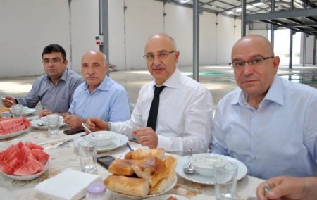 Ak Parti Milletvekilleri Demirciler Sitesi Esnafıyla Yemekte Buluştu