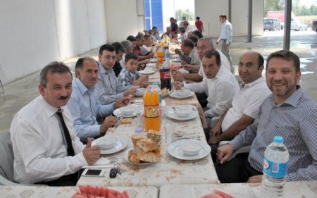 Ak Parti Milletvekilleri Demirciler Sitesi Esnafıyla Yemekte Buluştu