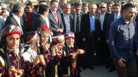 AK Parti milletvekilleri türbede barış için dua okudu