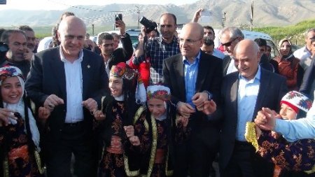 AK Parti milletvekilleri türbede barış için dua okudu