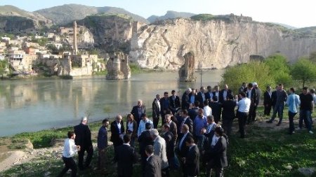 AK Parti milletvekilleri türbede barış için dua okudu
