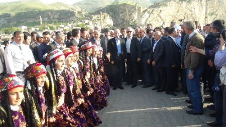 AK Parti milletvekilleri türbede barış için dua okudu