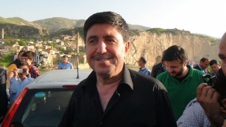 AK Parti milletvekilleri türbede barış için dua okudu