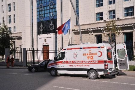 Ak Parti Önündeki Kaza Korkuttu