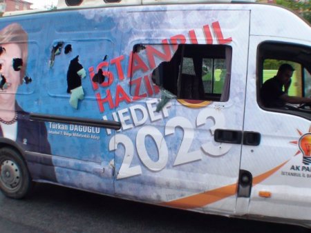 Ak Parti Seçim Minibüsüne Taşlı Saldırı