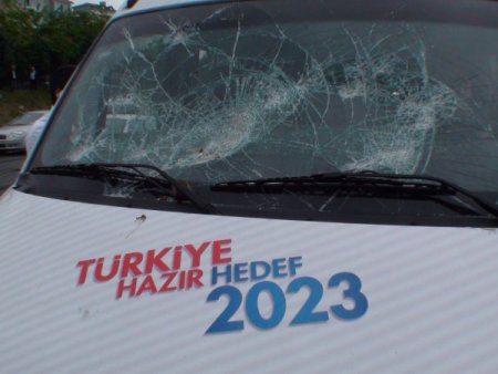 Ak Parti Seçim Minibüsüne Taşlı Saldırı