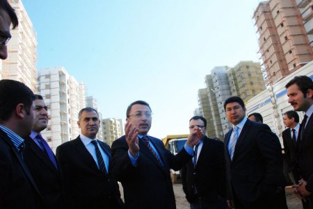 AK Parti Seyhan teşkilatı, ‘Seyhan Kıyıkent Evleri’ni gezdi