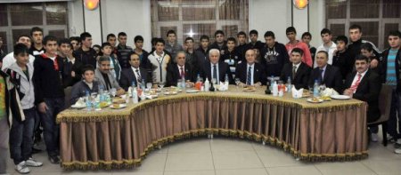 Ak Parti Siirt Milletvekili Helvacıoğlu, Yetiştirme Yurdunda Kalan Öğrencilere Yemek Verdi