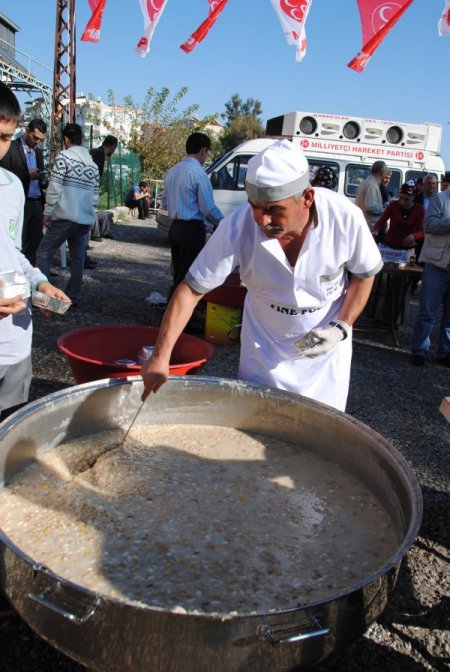 AK Parti ve MHP'liler aşure etkinliğinde buluştu